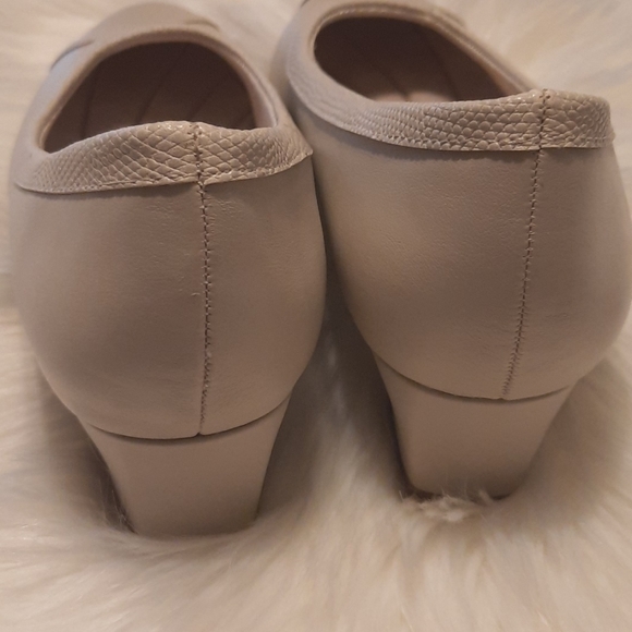 Ladies Easy Street Nude Pumps Size 8 - Picture 6 of 8